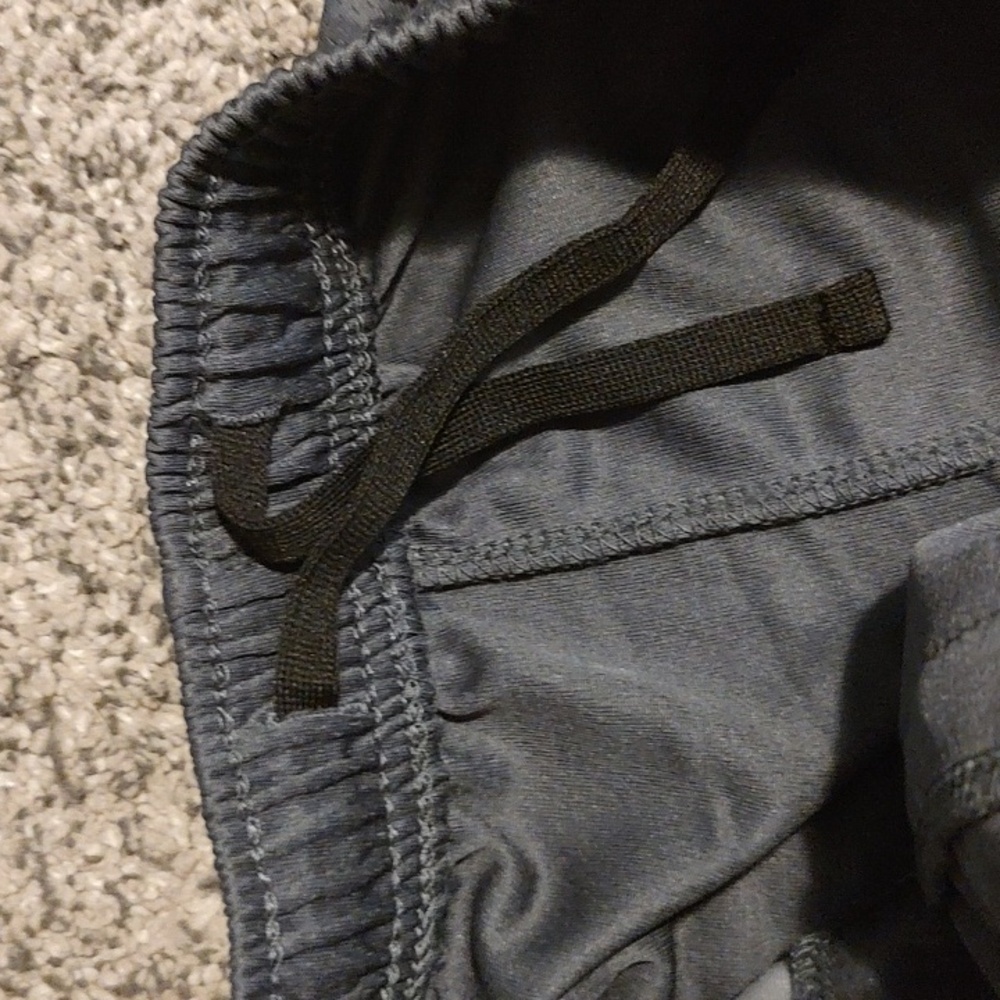 ESSENTIAL Men's Black and Gray Athletic Shorts - Picture 5 of 5